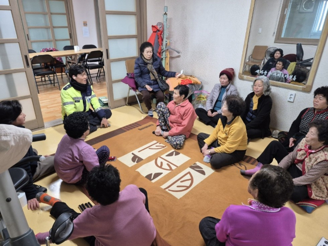 청양경찰서는 관내 교통사고 감소를 위해 일 2회 이상 마을회관에서 어르신들을 대상으로 교통안전방문교육을 실시하고 있다. 청양경찰서 제공.