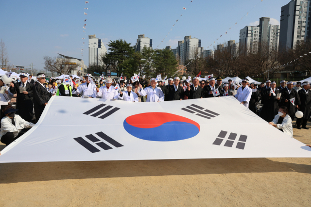 ▲대형 태극기를 들고 만세운동을 재현하는 시민들의 모습으로, 106년 전 독립운동의 열정을 되살리고 있는 감동적인 순간의 모습.
