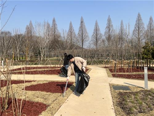 환경정비하는 직원들[아산시 제공. 재판매 및 DB 금지]