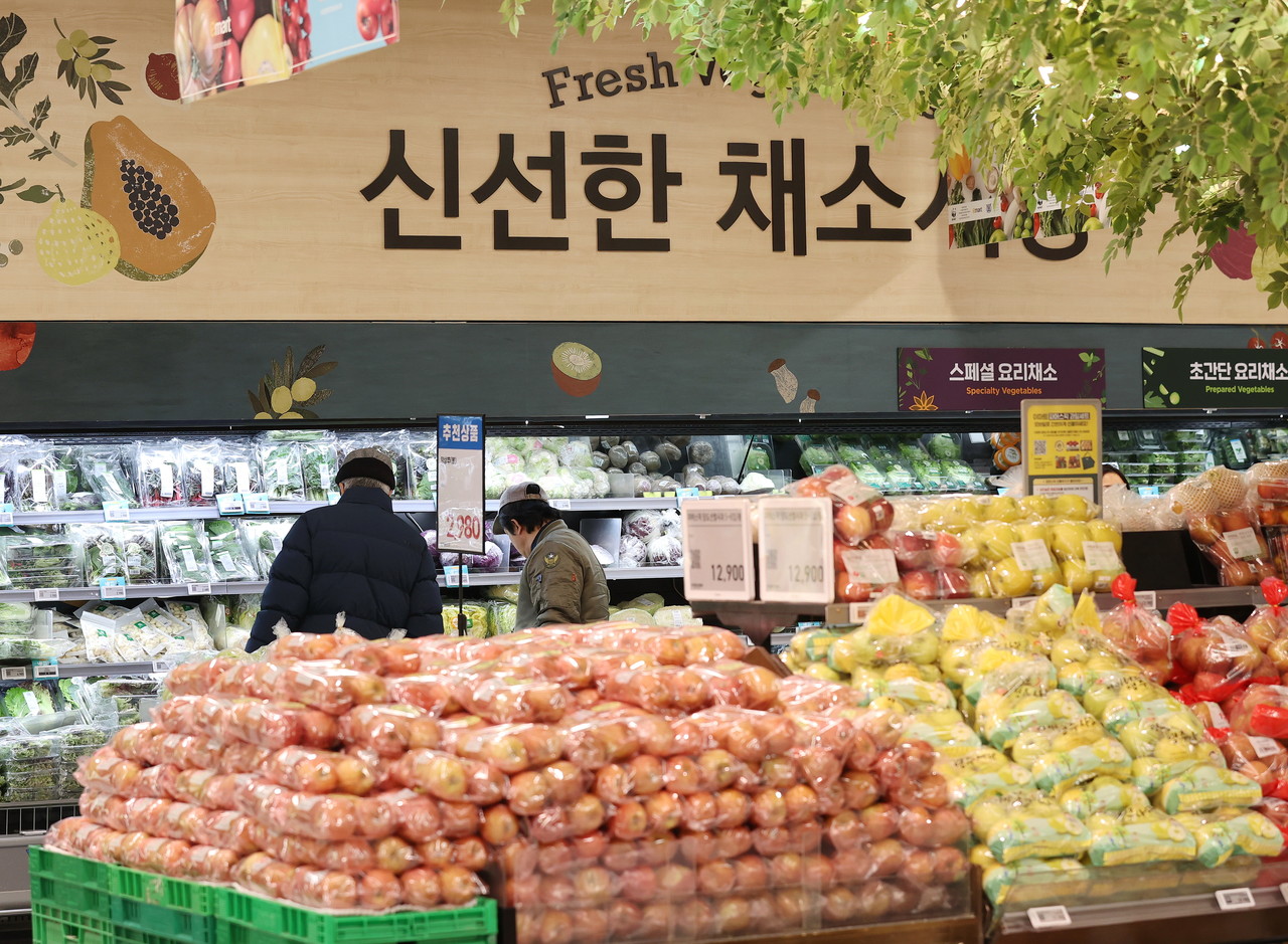 한 대형마트를 찾은 시민이 장을 보고 있다. 사진=연합뉴스.