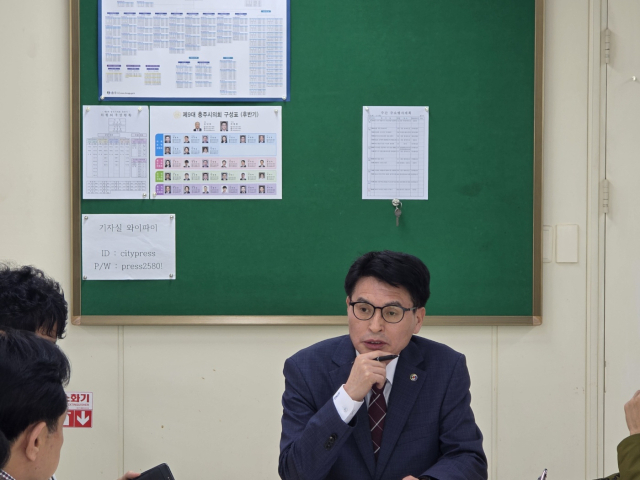 홍순규 충주시 문화체육관광국장은 2일 기자간담회를 열어 목계별신제로 전통문화 복원과 도민체전으로 시민중심 혁신 실현하겠다고 설명했다.사진=김의상 기자