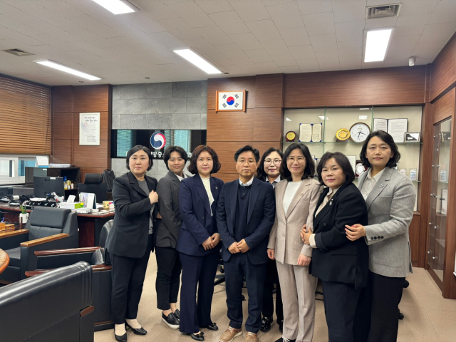 2일 한국여성경제인협회 이윤희 세종지회장 등 임원진과 회원들은 이희완 대전·세종지방중소벤처기업청과 만나 여성기업들이 겪는 어려움과 이를 해결하기 위한 지원 방안 등을 주제로 논의를 가졌다. 한국여성경제인협회 세종지회 제공