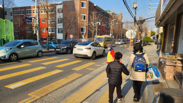 등굣길 학생 교통사고가 발생한 학교 인근 모습. 사진=이재범 기자.