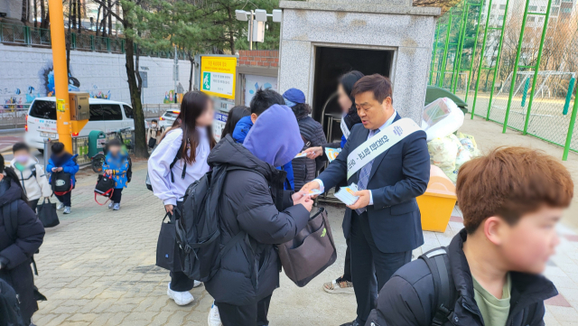 2024년 3월 20일 천안 A 초등학교에서 진행된 교통안전캠페인 모습. 이병도 교육장이 등교하는 학생들에게 캠페인 물품을 나눠주고 있다. 천안교육지원청 제공.