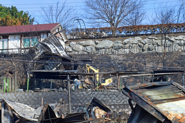 한 작업자가 3일 경북 영덕군 영덕읍 노물리에서 산불 피해가 난 주택을 중장비로 정리하고 있다. 2025.4.3 사진=연합뉴스. 