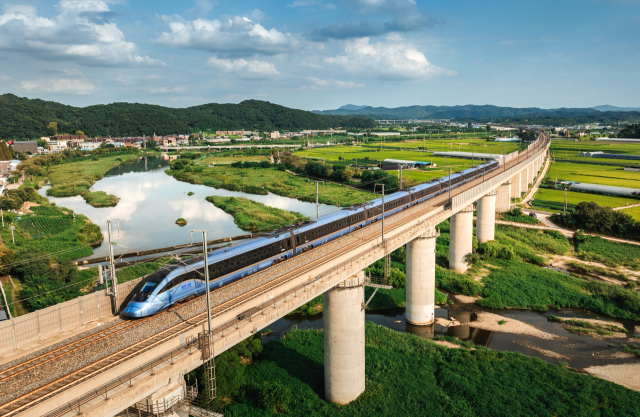 제15회 철도사진공모전 특별상 수상작 ‘새로운 시작, KTX-청룡(노현석作)’ 사진.코레일 제공.