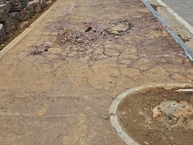 공사 현장의 중장비 및 축대 시공에서 파손된 것으로 보여지는 현장의 모습.사진=김의상 기자