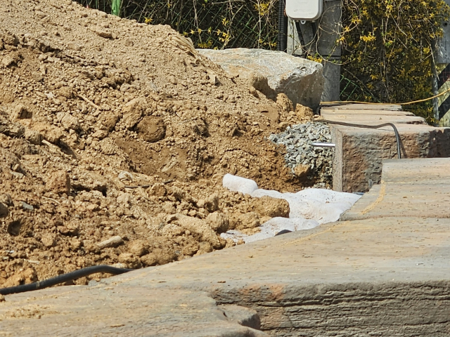 블럭 축대 뒷채움이 시공된 모습이지만 시공 도면과 일치하지않게 시공되어 있는 현장 모습.사진=충주시