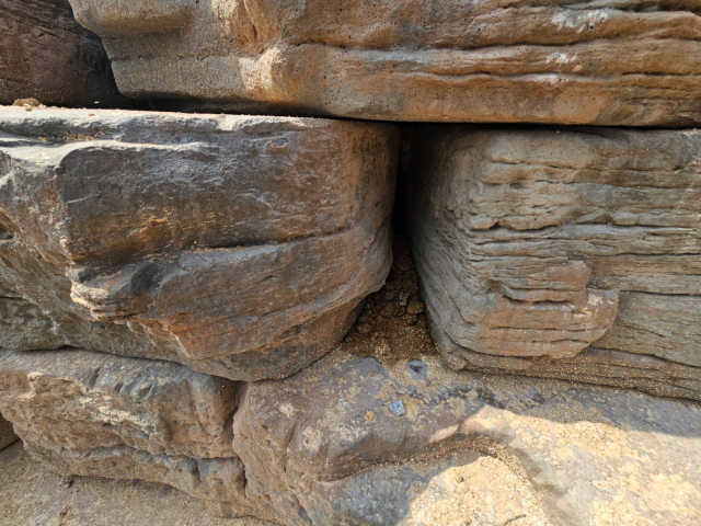 인도 경계 축대는 뒷채움은 25mm 골재로 채우고 약 60~70cm 폭으로 채우고 부직포를 설치가 원칙인데 시공상 문제로 인해 비가 오면 골재와 토사가 뒤 섞여 노출되고 있는 모습이다.사진=김의상 기자