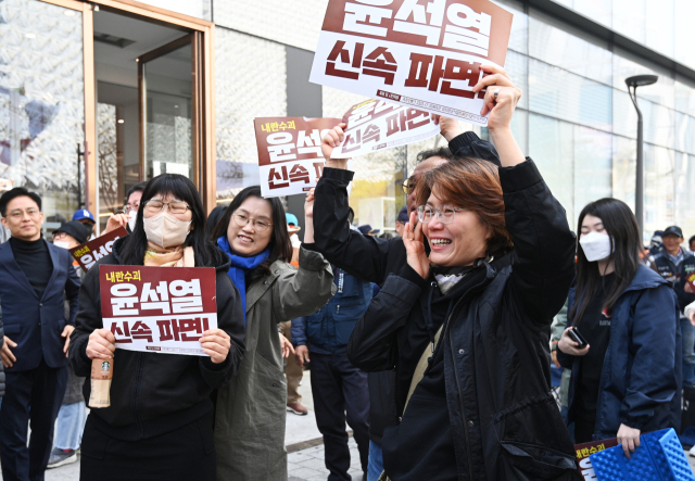 헌번재판소가 윤석열 대통령 파면을 선고한 4일 대전 서구 은하수네거리에 모인 시민들이 눈물을 흘리고 있다. 김주형 기자 kjh2667_@cctoday.co.kr