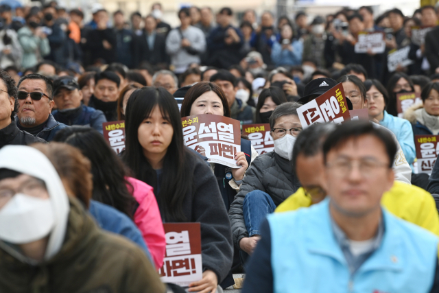 헌번재판소가 윤석열 대통령 파면을 선고한 4일 대전 서구 은하수네거리에 모인 시민들이 탄핵심판 결과를 기다리고 있다. 김주형 기자 kjh2667_@cctoday.co.kr