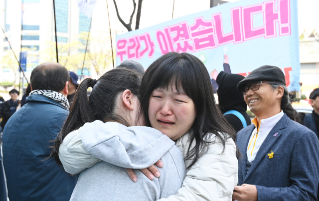 헌번재판소가 윤석열 대통령 파면을 선고한 4일 대전 서구 은하수네거리에 모인 시민들이 눈물을 흘리고 있다. 김주형 기자 kjh2667_@cctoday.co.kr