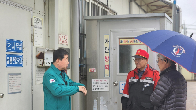 이쟁영 증평군수가 지역의 한 가금농장을 찾아 농장주에게 방역 강화와 철저한 대비를 당부하고 있다.증평군 제공
