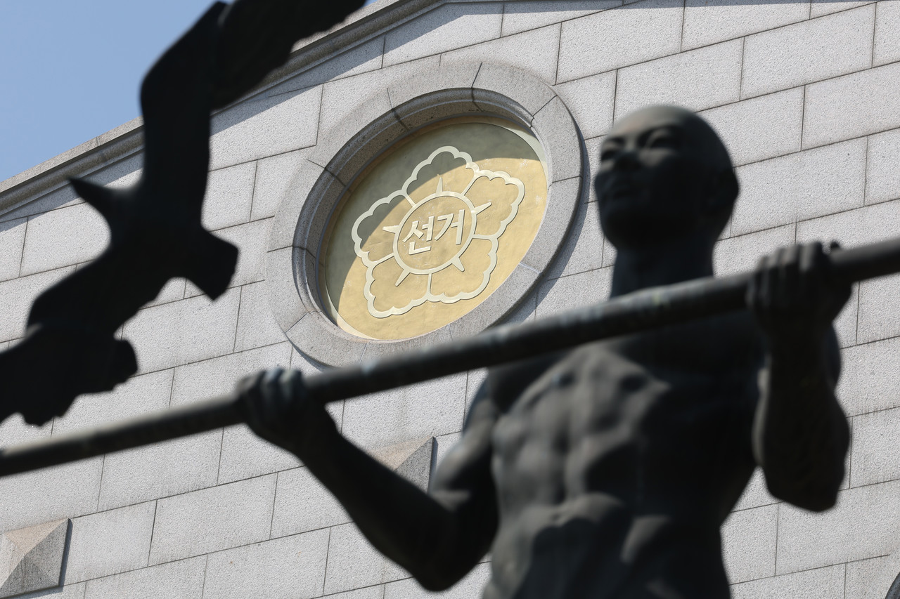 윤석열 전 대통령 파면으로 대선 예비 후보자 등록이 시작된 가운데 6일 경기도 과천 중앙선거관리위원회에 국민주권의 수호자 동상이 설치돼있다. 2025.4.6