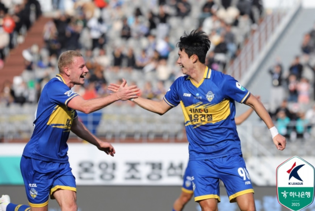 충남아산FC가 6일 오후 아산 이순신종합운동장에서 치러진 ‘하나은행 K리그2 2025’ 6라운드 충북청주FC와의 경기를 3대 1로 승리했다. 첫 득점에 성공한 아산 강민규가 아담과 함께 기뻐하고 있다. 한국프로축구연맹 제공.