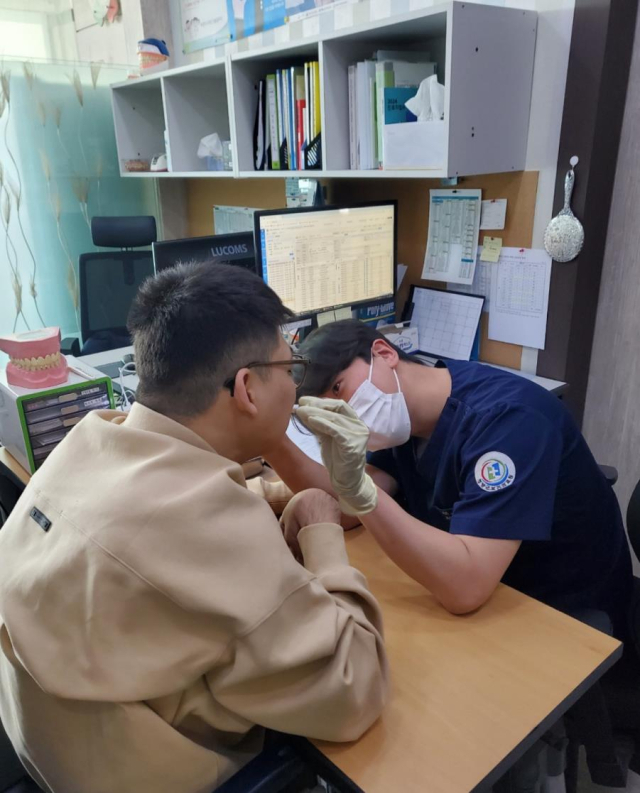 지체장애로 인해 몸이 불편한 A씨가 33년 만에 생애 첫 건강검진을 받고 있다.