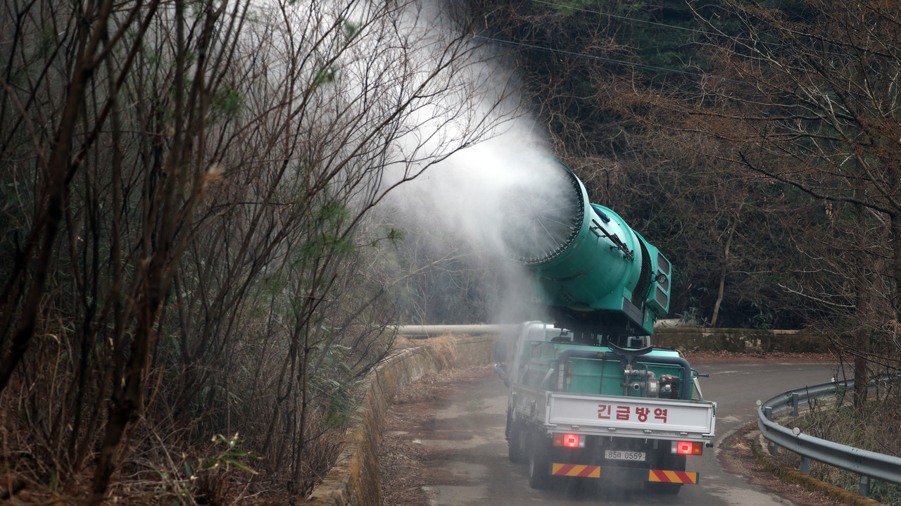경남도 동물위생시험소 구제역 및 조류 인플루엔자(AI) 소독차가 지난 3월 28일 오전 경남 산청군 시천면에서 물을 뿌리며 산불 확산을 예방하고 있다. 2025.3.28 사진=연합뉴스. 