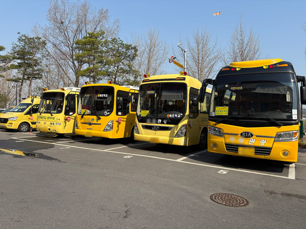 대전해든학교 주차장에 통학버스가 줄지어 주차돼 있다. 사진=김세영 기자