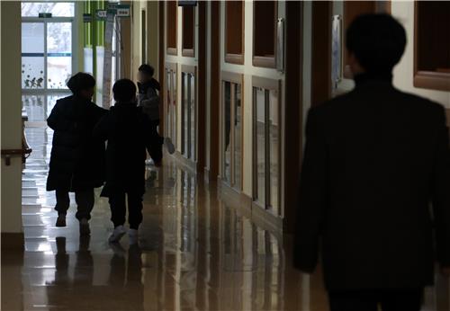 교실로 향하는 어린이들[촬영 양지웅] 사진=연합뉴스. 