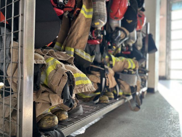 대전 한 소방서에 소방 대원들의 방화복과 장비들이 정리돼 있다. 사진=함성곤 기자.