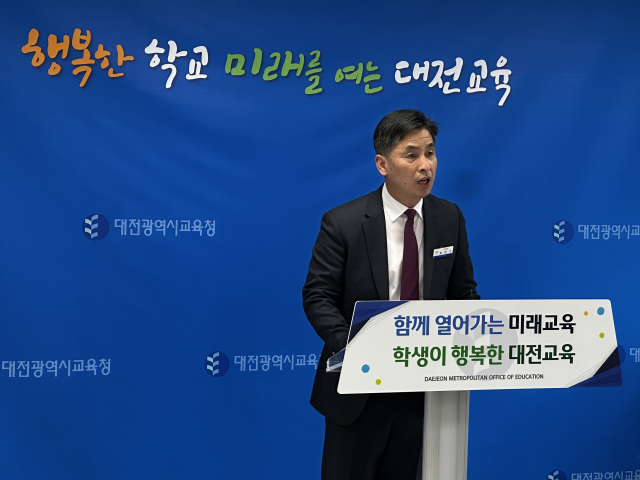 정인기 대전시교육청 기획국장이 9일 오전 시교육청 기자실에서 교육 소외계층 학생 복지 관련 브리핑을 진행했다. 사진=서유빈 기자