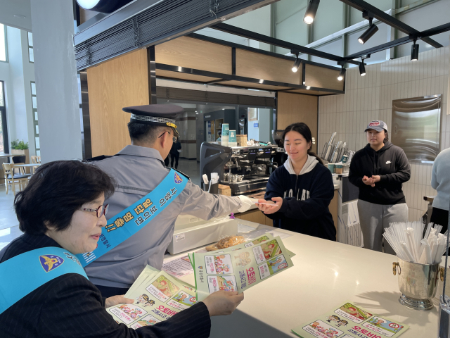 홍성경찰서는 8일 혜전대학교에서 이륜차·자전거·PM 교통사고 예방을 위한 ‘교통법규위반 단속 및 홍보 캠페인’을 실시했다. 홍성경찰서 제공.