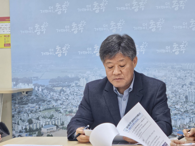 충주시 손현배 건설국장은 총 62억 원을 들여 겨울철 손상된 도로시설물 전면 정비에 착수하겠다고 설명했다.사진=김의상 기자