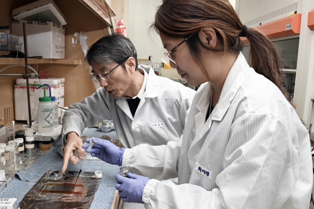 한국전자통신연구원(ETRI) 연구진이 그래핀 광경화 콜로이드 조성물로 광경화 투명필름을 만들고 있다.ETRI 제공.