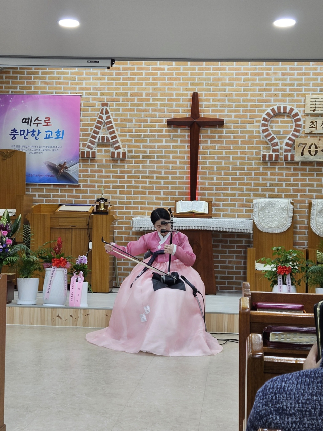 장정교회 창립 70주년 기념음악회에서 맹은진 청년이 해금을 연주하고 있다. 단양=이상복 기자