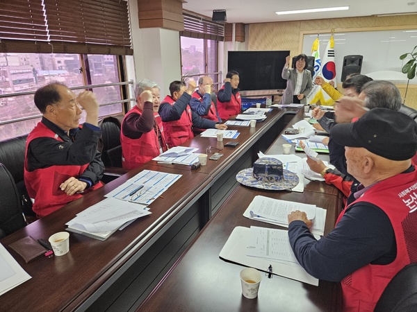 ▲ 어르신들 안전교육에서 안전구호를 외치는 장면. 논산시사회복지협의회 제공