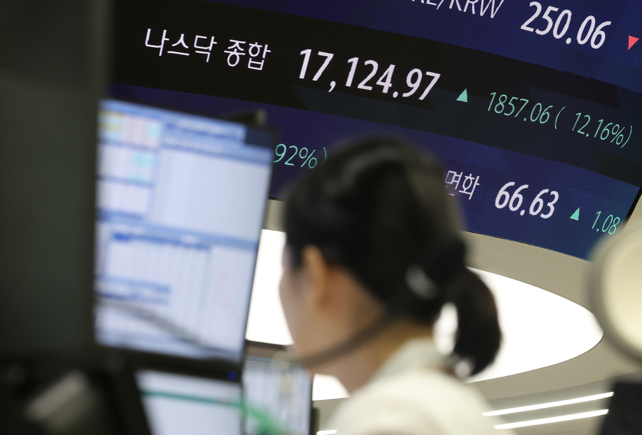 도널드 트럼프 미국 대통령이 9일(현지시간) 중국을 제외한 모든 국가에 90일간 상호관세 유예 방침을 밝히면서 뉴욕증시 3대 지수가 기록적인 수준으로 급반등 마감했다.사진은 10일 오전 서울 중구 하나은행 본점 딜링룸 현황판에 나스닥 지수가 표시되고 있다. 2025.4.10 사진=연합뉴스. 