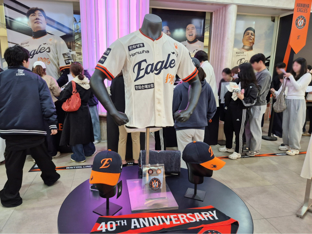 갤러리아타임월드는 한화이글스의 창단 40주년을 기념하는 유니폼과 다양한 한정 상품을 만날 수 있는 팝업 스토어가 오는 20일까지 진행된다고 10일 밝혔다. 갤러리아타임월드 제공