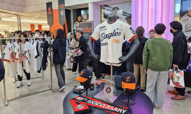 갤러리아타임월드는 한화이글스의 창단 40주년을 기념하는 유니폼과 다양한 한정 상품을 만날 수 있는 팝업 스토어가 오는 20일까지 진행된다고 10일 밝혔다. 갤러리아타임월드 제공