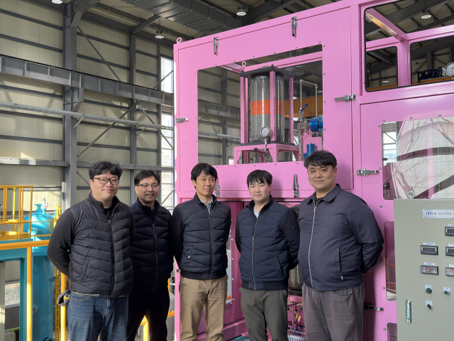 ‘수소 충전 시 충전탱크 온도상승 방지 기술’을 개발한 김대환 책임연구원 연구팀.한국기계연구원 제공.