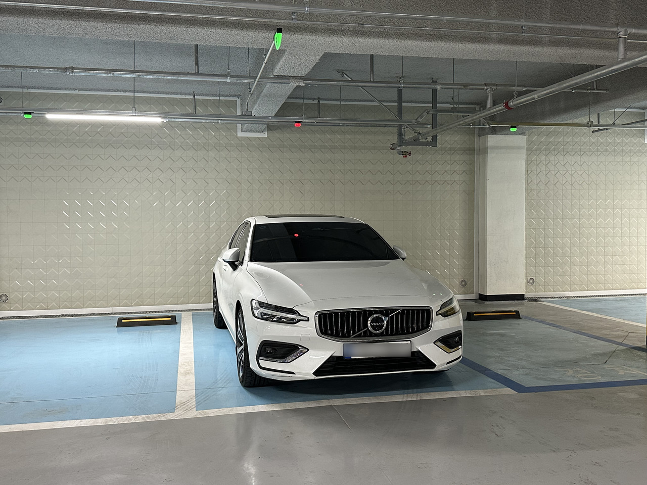 대전 유성구 구암동에 위치한 구암다가온청년주택 주차장에 외제차 차량이 주차돼 있는 모습. 사진=함성곤 기자