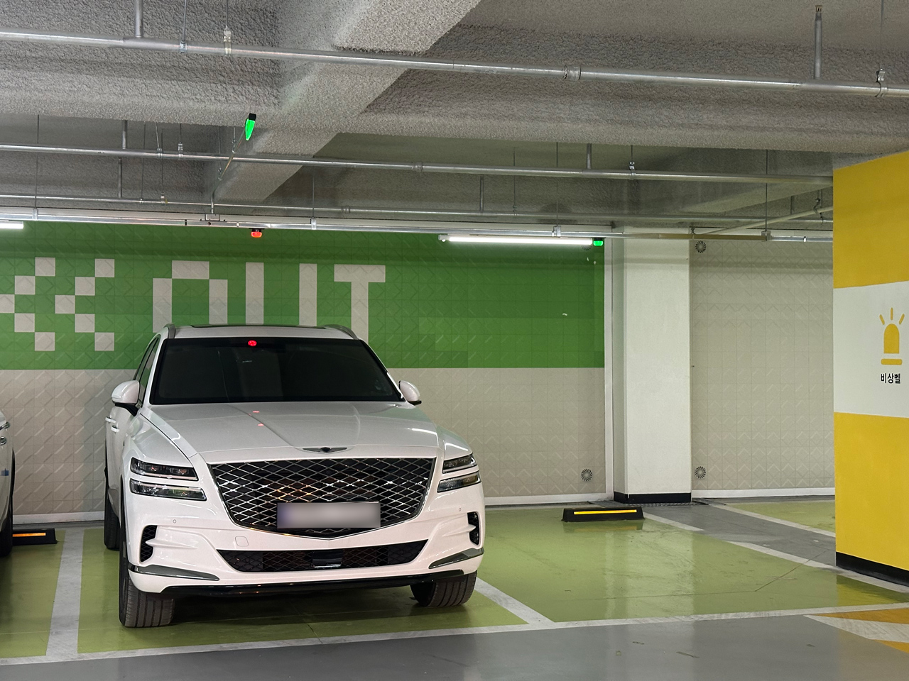 대전 유성구 구암동에 위치한 구암다가온청년주택 주차장에 국내 고급 브랜드 차량이 주차돼 있다. 사진=함성곤 기자