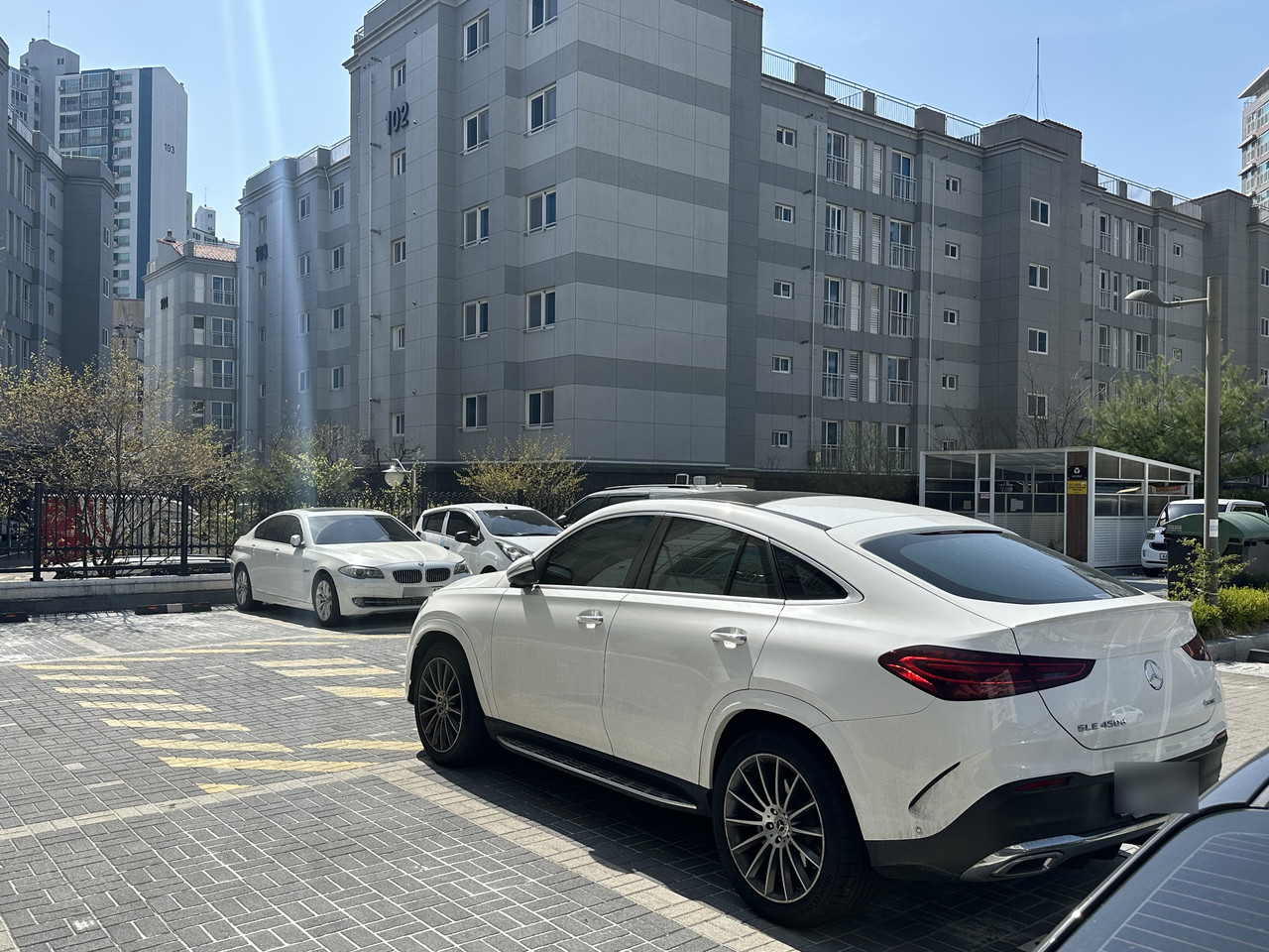 대전 중구 목동에 위치한 한 행복주택에 해외 고급 차량이 잇따라 주차돼 있는 모습. 사진=함성곤 기자