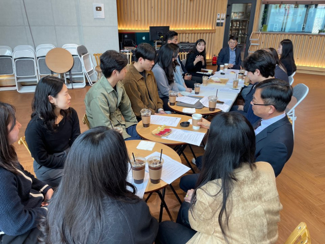 ▲논산계룡교육지원청에서 열린 ‘청렴동행 세대공감 소통간담회’에서 MZ세대 직원들과 교육장을 비롯해 선배 교직원들이 자유롭게 소통하고 있다. 사진=김흥준 기자