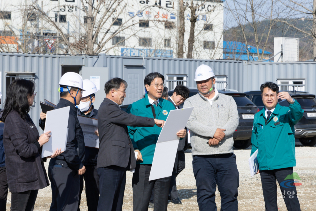김돈곤 청양군수가 관내 주요 사업장 12곳을 순회하며 추진 상황과 운영 현황을 점검하고 있다.