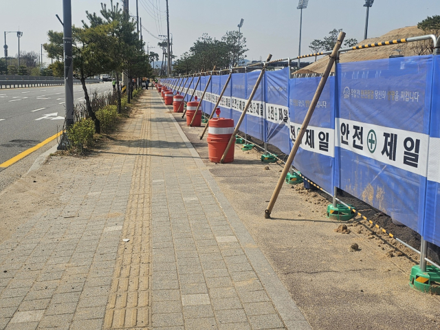 충주종합운동장 방향의 인도와 자전거 전용도로가 베엘건설 시공사가 도로점용없이 무단 가림막휀스를 설치해 주민들의 불편을 주고 있는 현장 모습이다.사진=충청투데이
