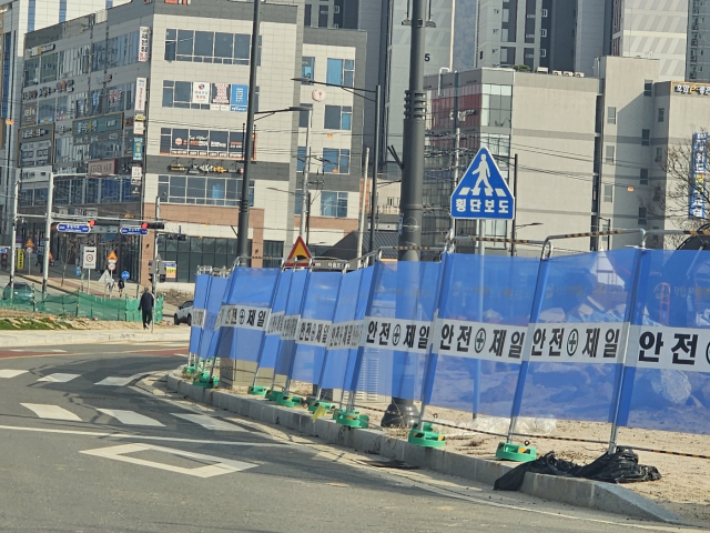 도로 경계석에 무단으로 설치된 휀스 모습.사진=충청투데이