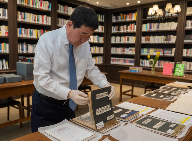 이재영 군수가 증평기록원에서 유네스코 세계기록유산에 등재된 증평산림녹화 기록물을 살펴보고 있다. 증평군 제공