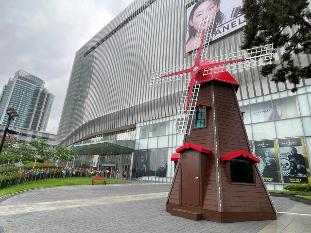 갤러리아 센터시티 야외광장에 설치된 ‘바람의 정원 풍차’. 갤러리아 제공.