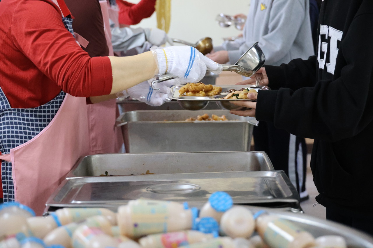 대전 서구 둔산여고가 지난 2일부터 저녁 급식 제공을 중단한 가운데, 11일 오후 이 학교 급식실에서 학생들이 점심을 받고 있다. 2025.4.11 사진=연합뉴스.