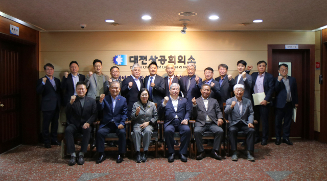 대전상공회의소는 14일 ‘제25대 보궐선거 당선 의원 초청 4월 회장단 회의’를 개최하고 신규 의원들과 소통과 협력 확대를 위한 자리를 마련했다.대전상의 제공