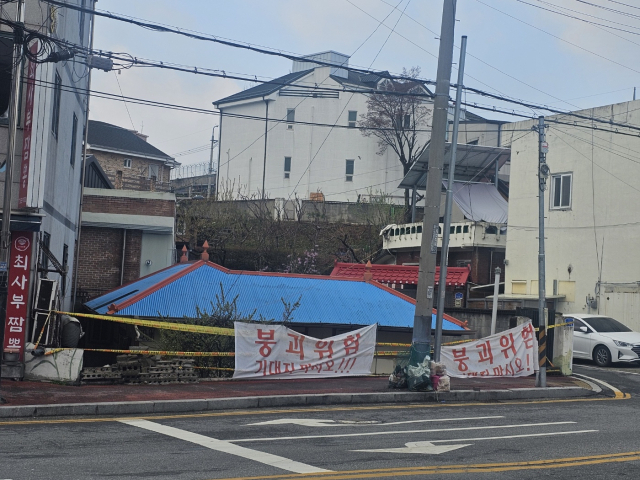 지난 13일 충주 문화동 사직산 사거리 일원 빈집 담장이 강풍에 무너져 주의 문구 현수막과 안전테이프가 설치된 모습이다. 사진=김의상 기자