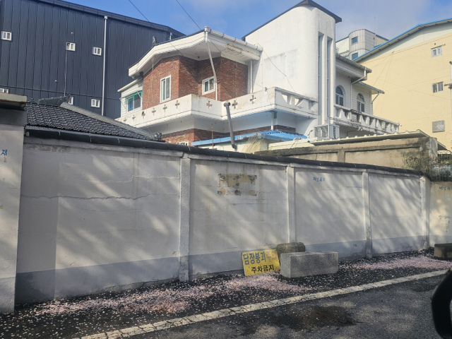 충주 도심 곳곳에 오래된 담장들이 언제 무너질지 모른채 방치된 모습이다.  사진=김의상 기자