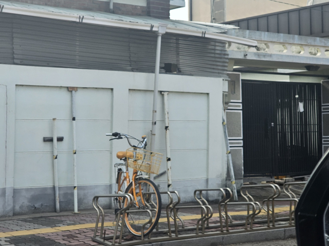 충주 도심, 방치된 담장이 시민의 안전을 위협하고 있다.사진=충청투데이