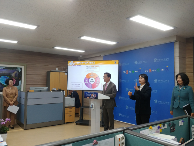 윤건영 충북도교육감이 16일 도교육청 브리핑실에서 ‘충북 특수교육 더더더’ 정책에 대해 설명하고 있다. 이용민 기자