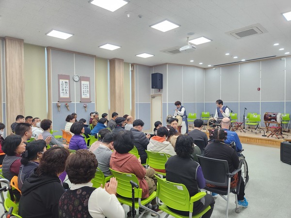 태안군장애인복지관(관장 이종만)은 지난달 20일 부여군충남국악단과 함께하는 ‘찾아가는 국악 공연’을 관람했다.